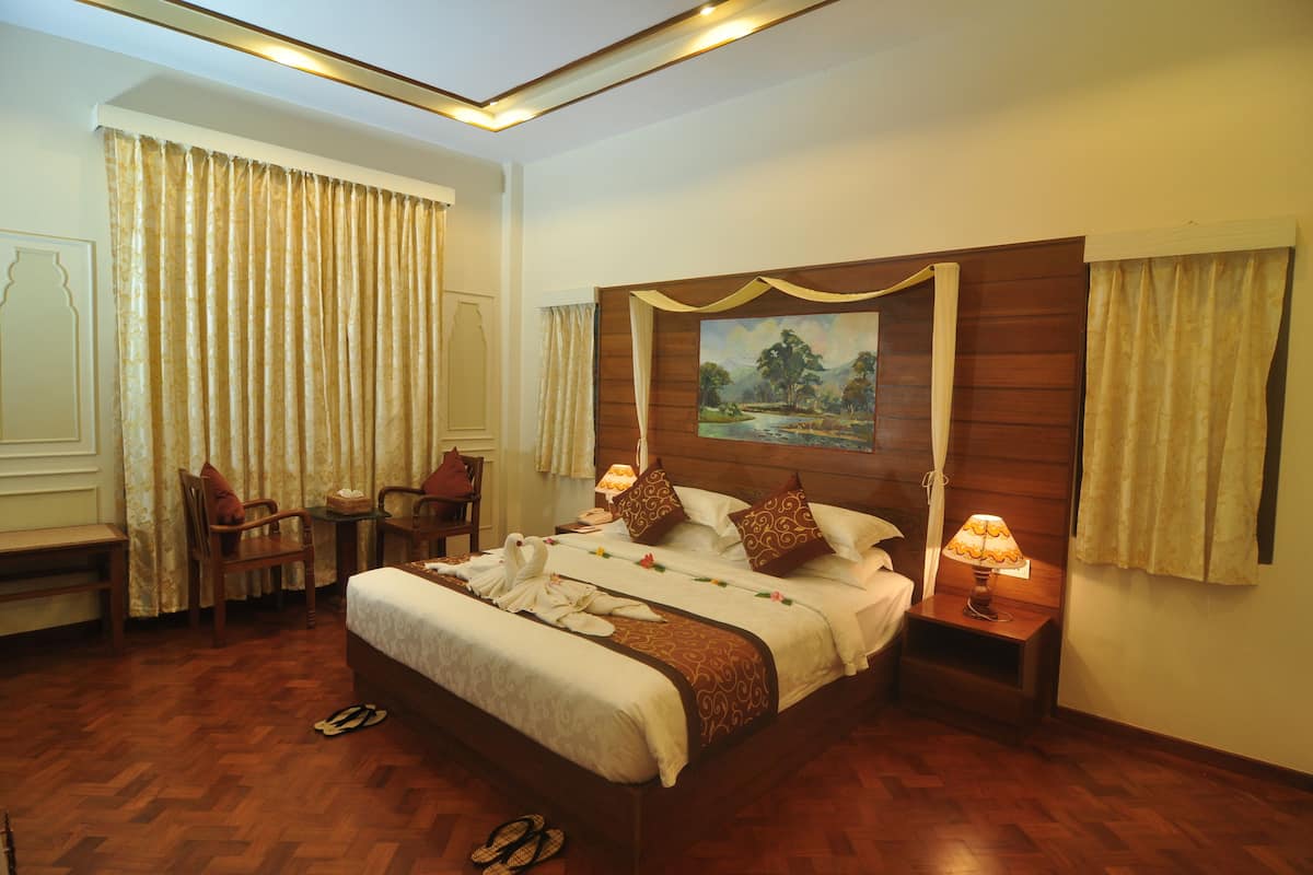 Deluxe Room | Minibar, in-room safe, desk, blackout curtains