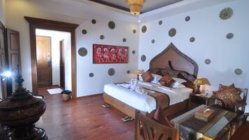 Family Room | Minibar, in-room safe, desk, blackout curtains