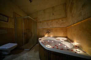 Artículos de tocador gratuitos, secador de pelo, pantuflas, bidet