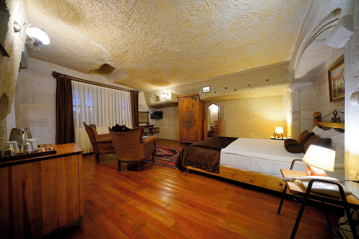 1 bedroom, premium bedding, minibar, in-room safe