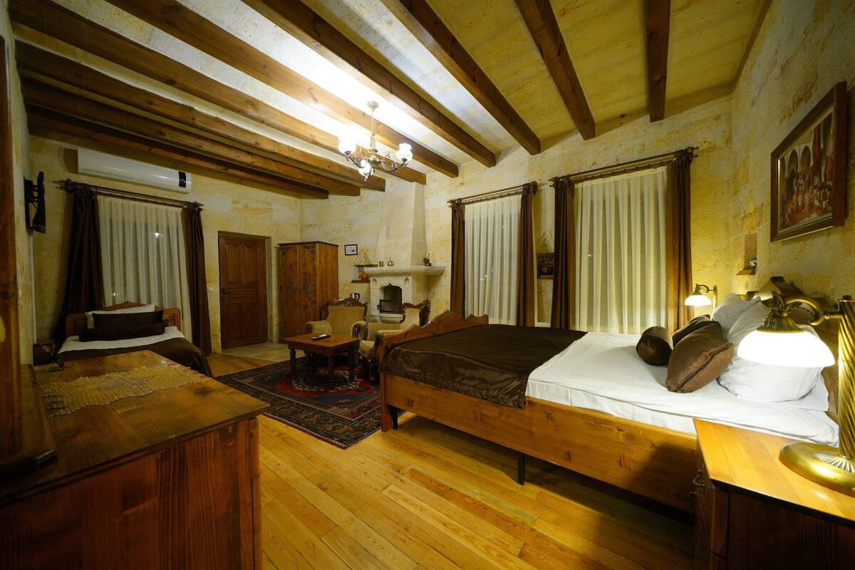 Ein Schlafzimmer mit Holzboden, einem Bett, einem Schreibtisch und einem Stuhl.