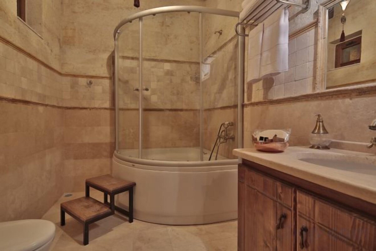 Bathroom | Free toiletries, hair dryer, slippers, bidet
