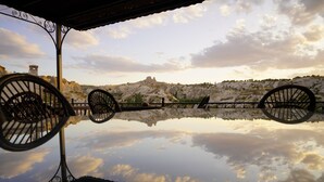 A terrace with a view of rocky hills and a clear sky. - Harman Cave Hotel (Nevsehir)