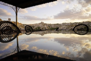 Una terraza con vistas a colinas rocosas y un cielo despejado.
