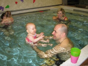 Une piscine avec des gens dedans.