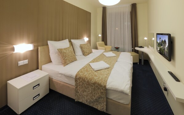Comfort Double Room | Minibar, in-room safe, desk, blackout curtains