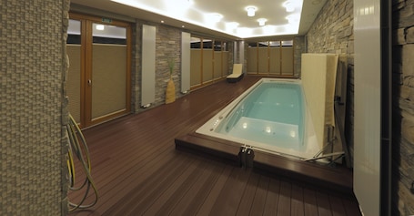 Indoor pool. Esmarin Wellness Hotel