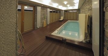 Una piscina cubierta