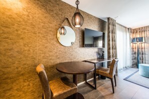 Kamar Double Klasik, 1 Tempat Tidur Queen (self check-in) | Brankas dan didekorasi berbeda-beda