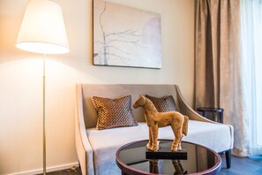 Kamar Double Superior, 1 Tempat Tidur Queen (self check-in) | Area keluarga | Televisi layar datar 55-inci dengan saluran TV digital dan TV