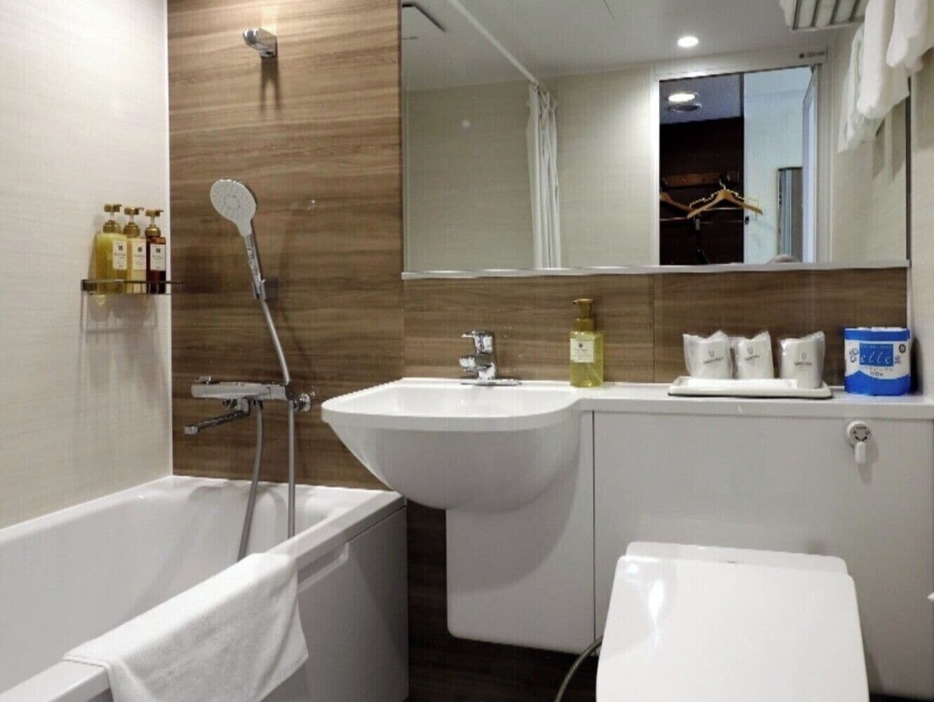 Ducha y bañera combinadas y bañera profunda