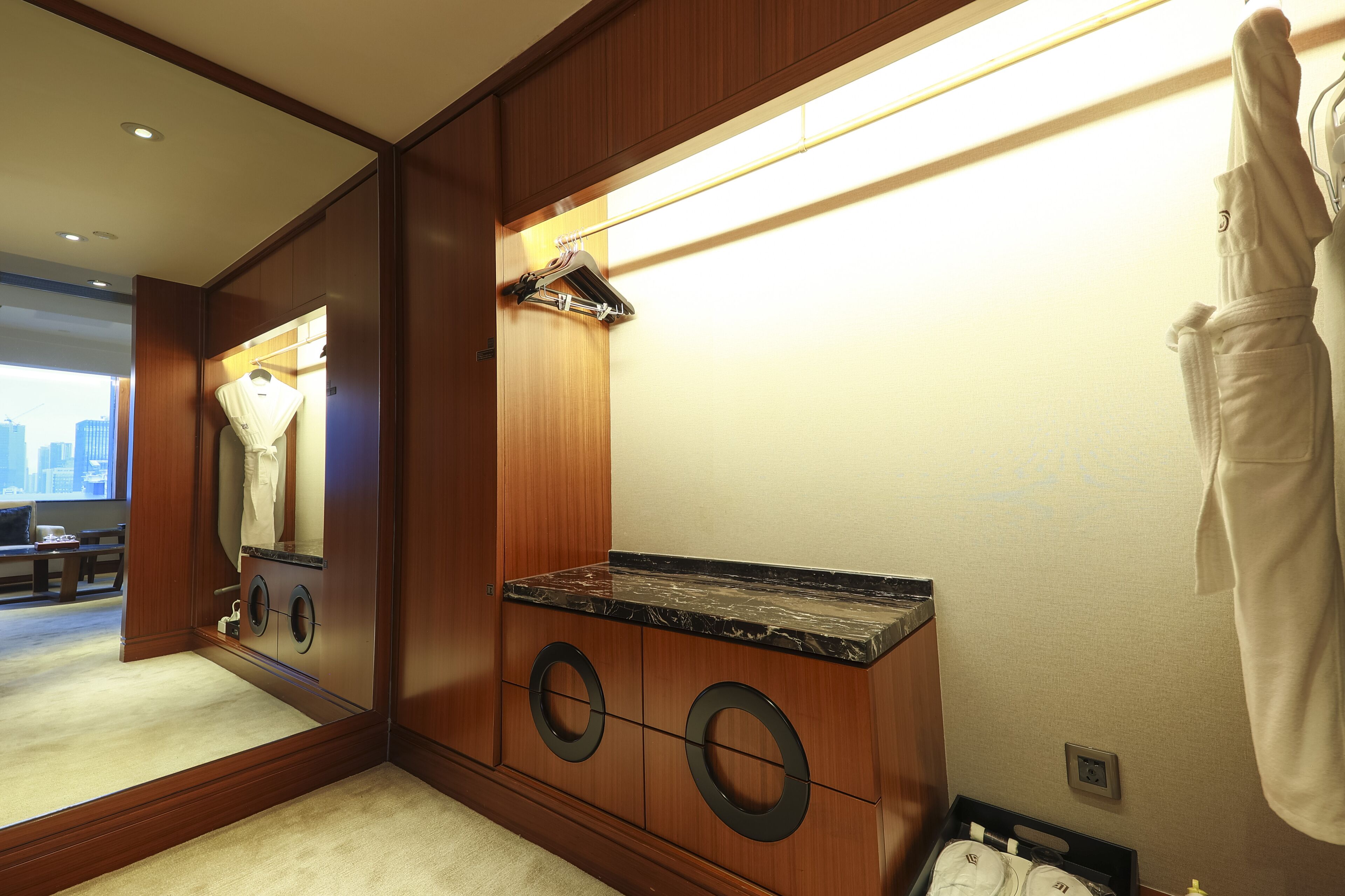business suite, 1 king bed | minibar, in-room safe, desk, blackout curtains