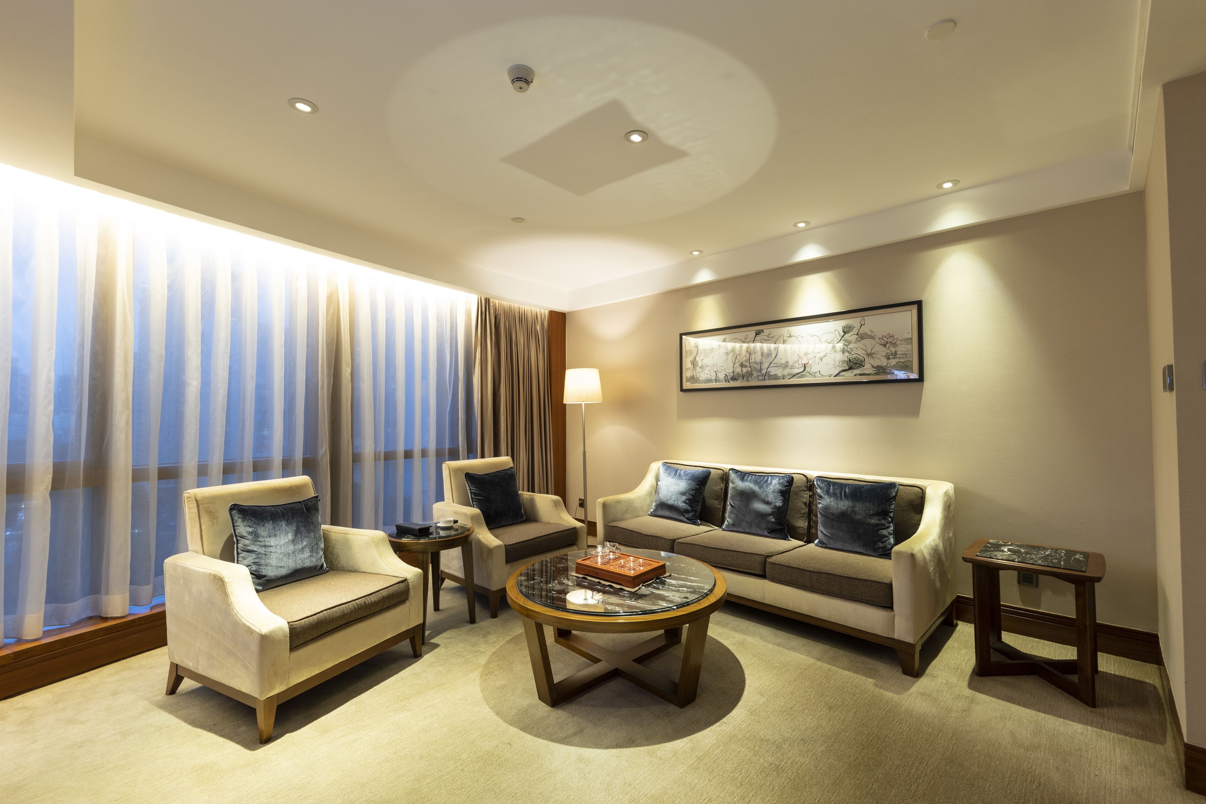 business suite, 1 king bed | minibar, in-room safe, desk, blackout curtains