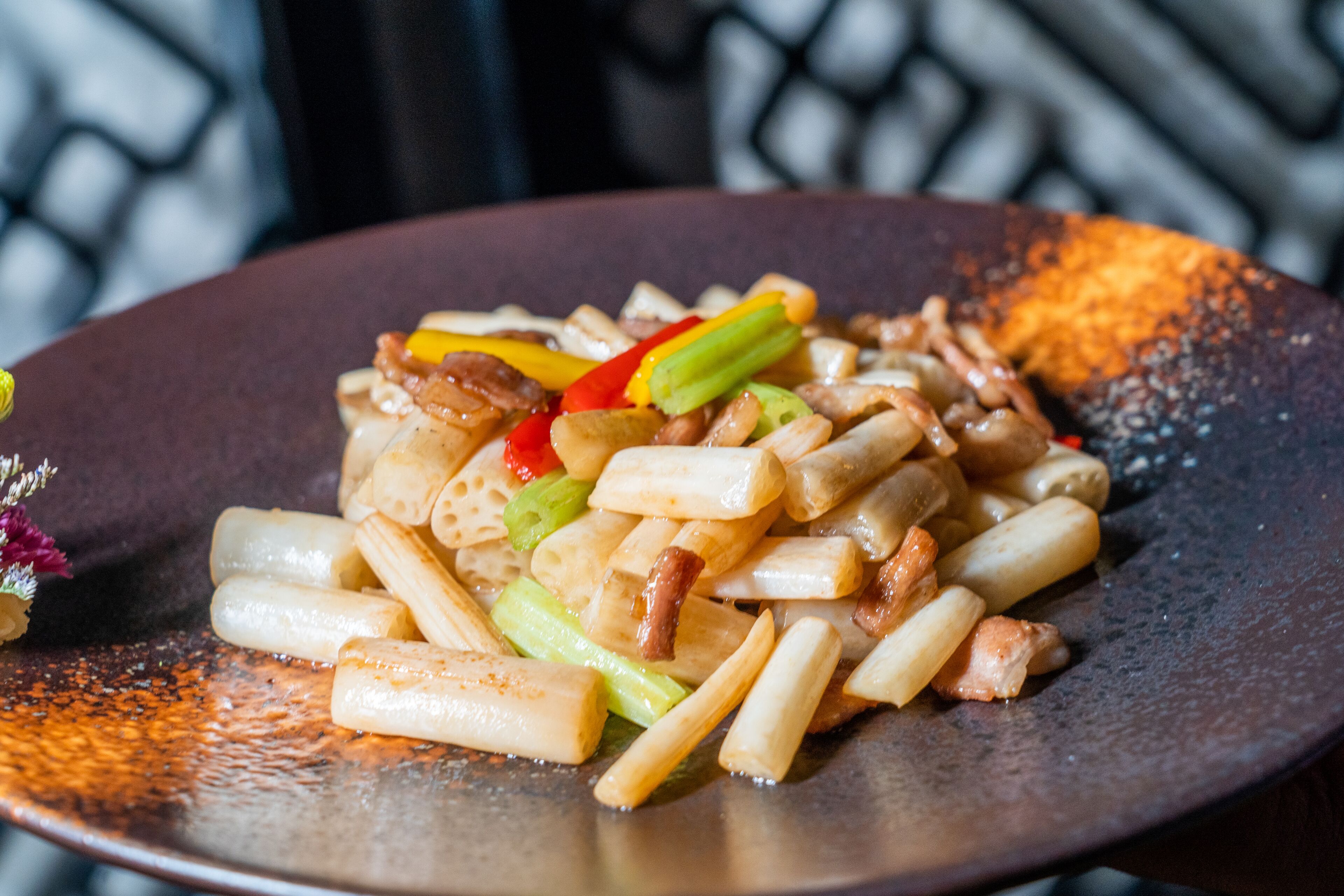 Um prato de noodles refogados com legumes e carne.