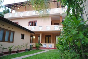 Front of property - Kumara Guesthouse Unawatuna (Unawatuna)