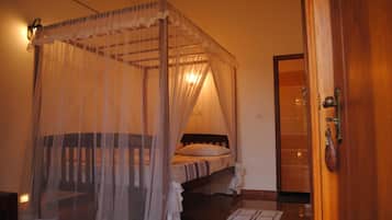 1 habitación, decoración personalizada, muebles diferentes y escritorio