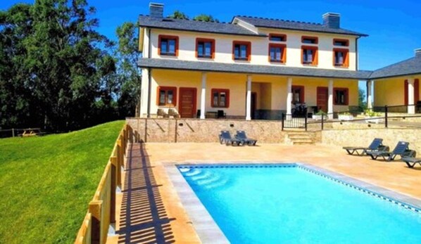 Front of property - Apartamentos Navalin (Tapia de Casariego)