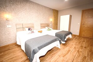 Departamento Deluxe, 2 habitaciones, vista parcial al océano, torre | 2 habitaciones, ropa de cama de alta calidad y escritorio
