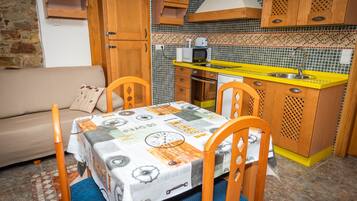 Apartament sènior, 2 dormitoris, accessible, zona enjardinada (nº1) | Cuina privada | Frigorífic, microones, forn i placa de cuina