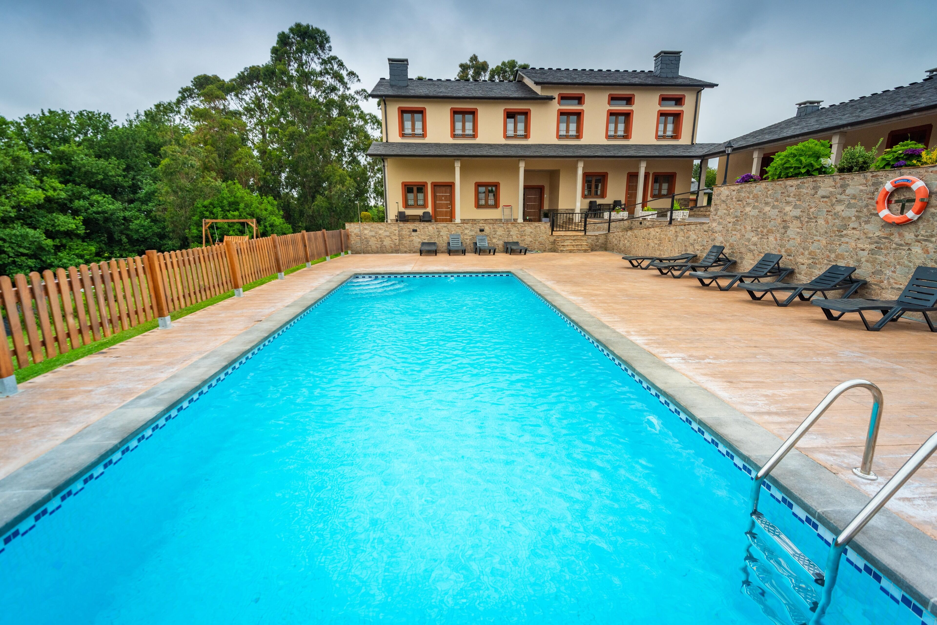 Piscina stagionale all'aperto, lettini