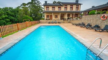 Piscina stagionale all'aperto, lettini