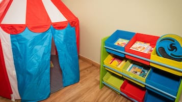Área de juegos infantiles techada