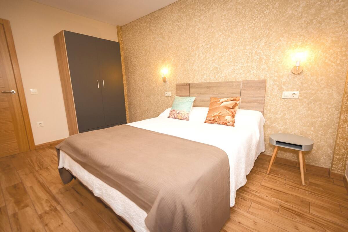 Familie appartement, 3 slaapkamers, uitzicht op zwembad, op benedenverdieping | 2 slaapkamers, luxe beddengoed, een bureau, verduisterende gordijnen