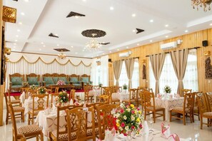 Frokost, lunsj og middag serveres, internasjonale retter 