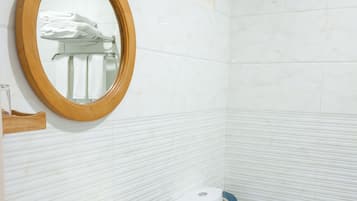 Habitación individual superior | Baño | Ducha, artículos de higiene personal gratuitos y secador de pelo