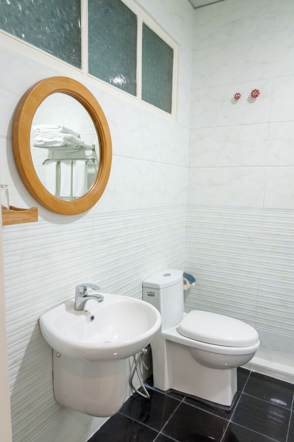 Superior Single Room | Bathroom | Shower, free toiletries, hair dryer, slippers