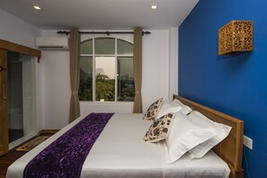 Rom – deluxe | Minibar, skrivebord, blendingsgardiner og wi-fi (inkludert)