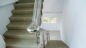 Una escalera con barandillas de metal y una ventana en la parte superior.