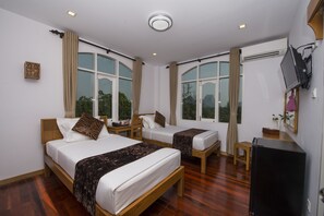 Deluxe Room | Minibar, desk, blackout drapes, free WiFi