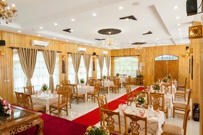Se sirven desayunos, comidas, cenas y cocina internacional