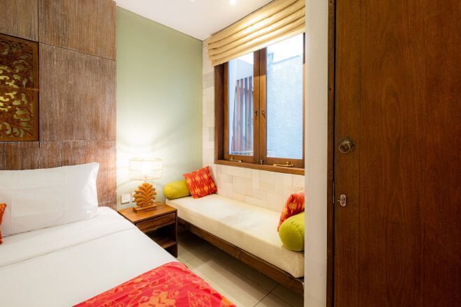 Caja de seguridad en la habitación, muebles diferentes y escritorio 