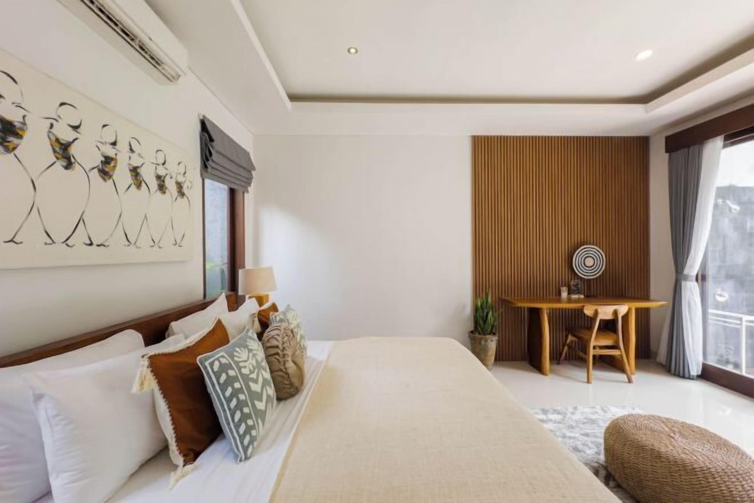 Caja de seguridad en la habitación, muebles diferentes y escritorio 