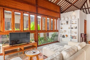 Villa familiar, 5 habitaciones, vistas a la piscina | Zona de estar | Televisión LED de 32 pulgadas con canales por cable, una televisión