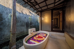 Biệt thự, 1 phòng ngủ (Heritage) | Phòng tắm | Buồng tắm vòi sen, vòi sen thủy lực, đồ dùng nhà tắm miễn phí 