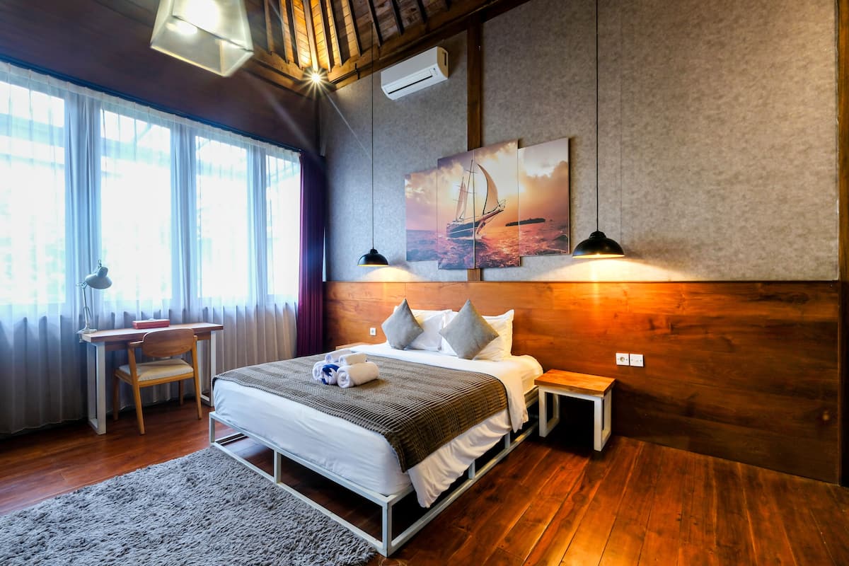 Deluxe Room | 3 bedrooms, in-room safe, individually furnished, desk