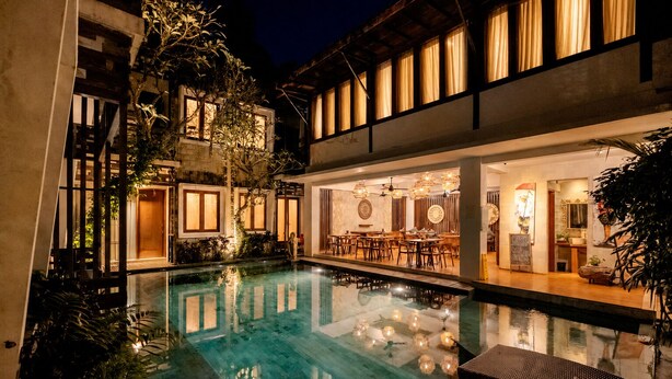 A pool area with a dining area and a reception desk. - Kakul Villas & Suites (Ubud)