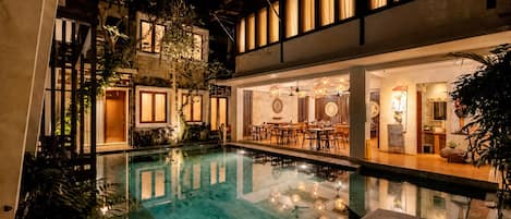 Outdoor pool, pool loungers