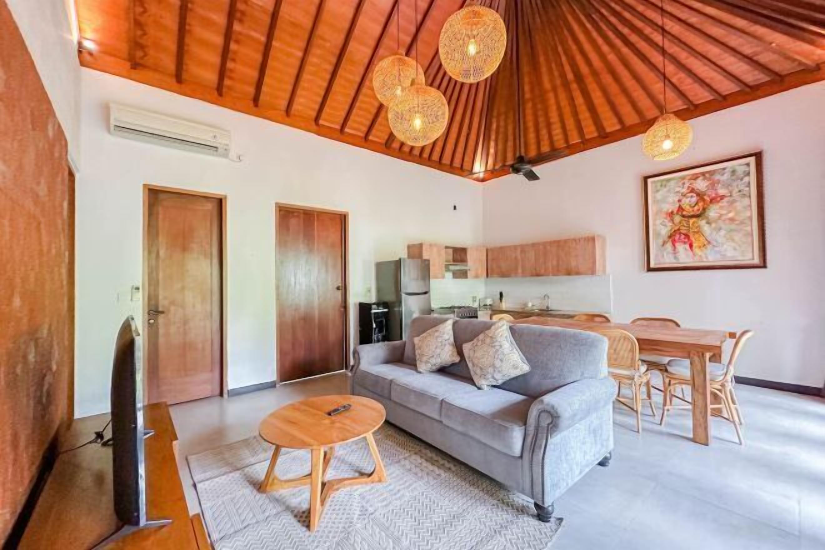 Oppholdsområde | En 32-tommers LED-TV med kabel-kanaler samt TV