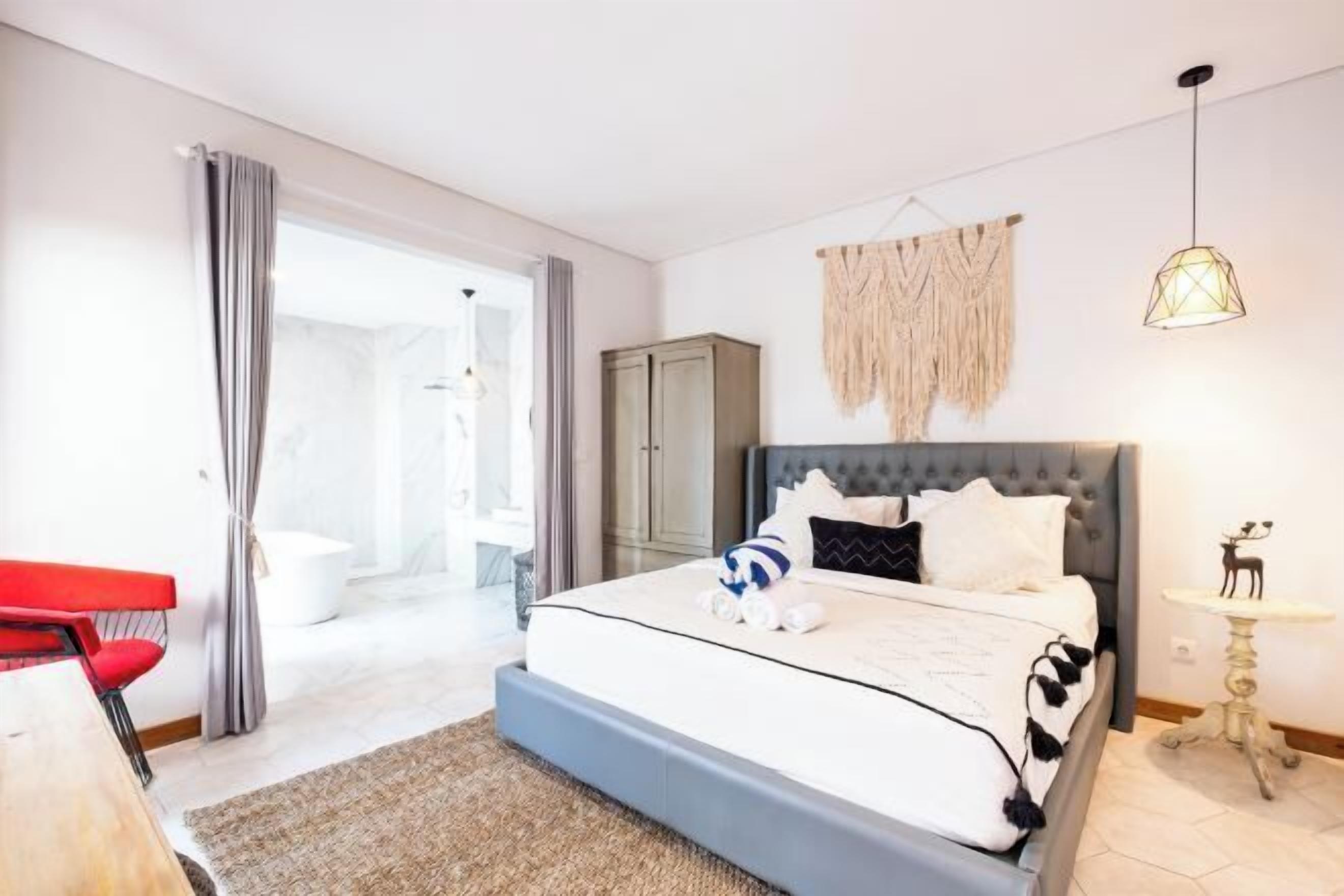 Két bảo mật tại phòng, trang bị nội thất với thiết kế riêng biệt, bàn 