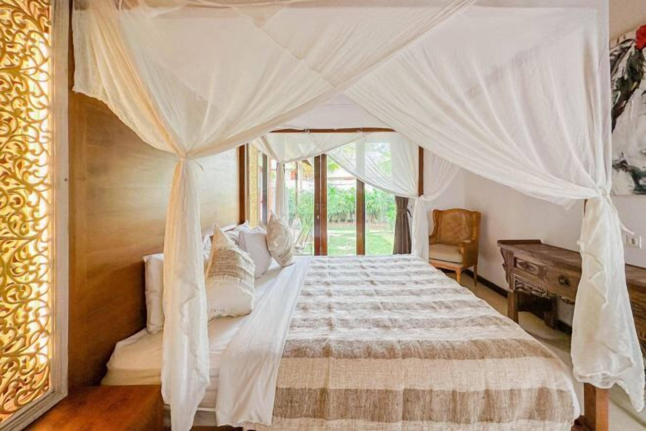 Cofres nos quartos, individualmente mobiliados, escrivaninha