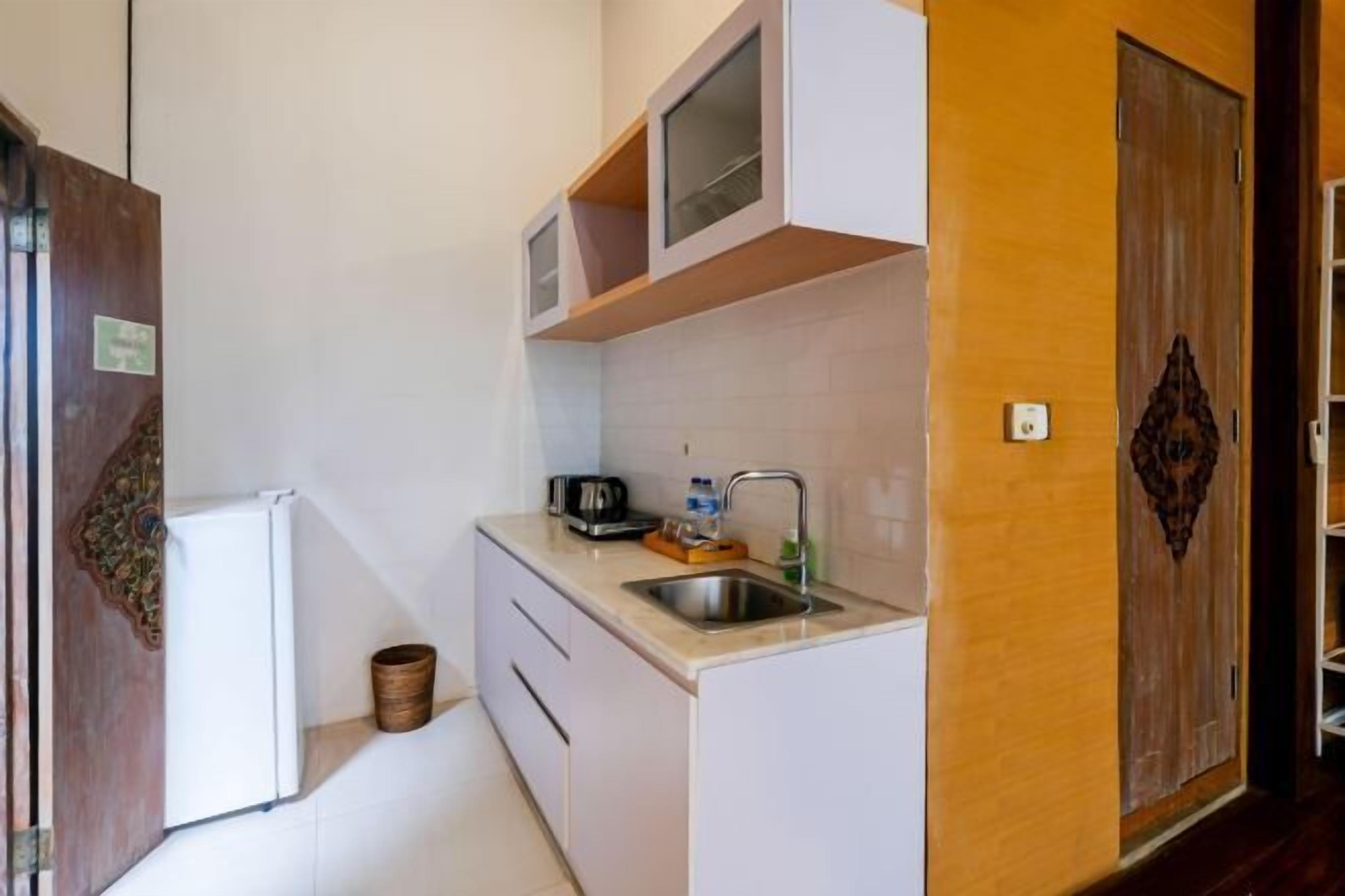 Eget kjøkken | Minikjøleskap, vannkoker og papirhåndklær