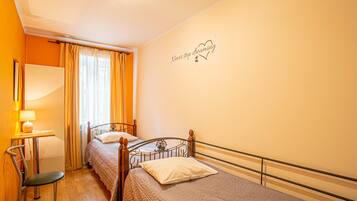 Kamar Twin Ekonomi | Brankas, setrika/meja setrika, Wi-Fi gratis, dan seprai linen