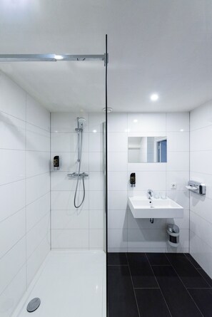 Douche, articles de toilette gratuits, sèche-cheveux