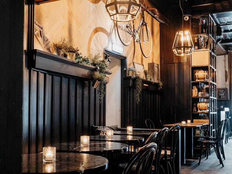 Déjeuner et dßner servis sur place, spécialités Cuisine locale