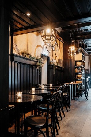 Lunch and dinner served, local cuisine - Stadsherberg de Poshoorn (Maastricht)