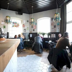 Se sirven almuerzos, cenas y cocina local